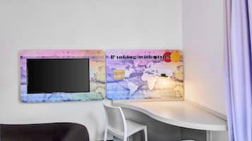 Escritorio, espacio para trabajar con un portátil, cortinas opacas