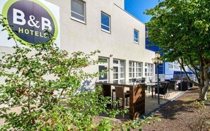 Outdoor dining - B&B Hotel Offenbach-Kaiserlei (Offenbach am Main)