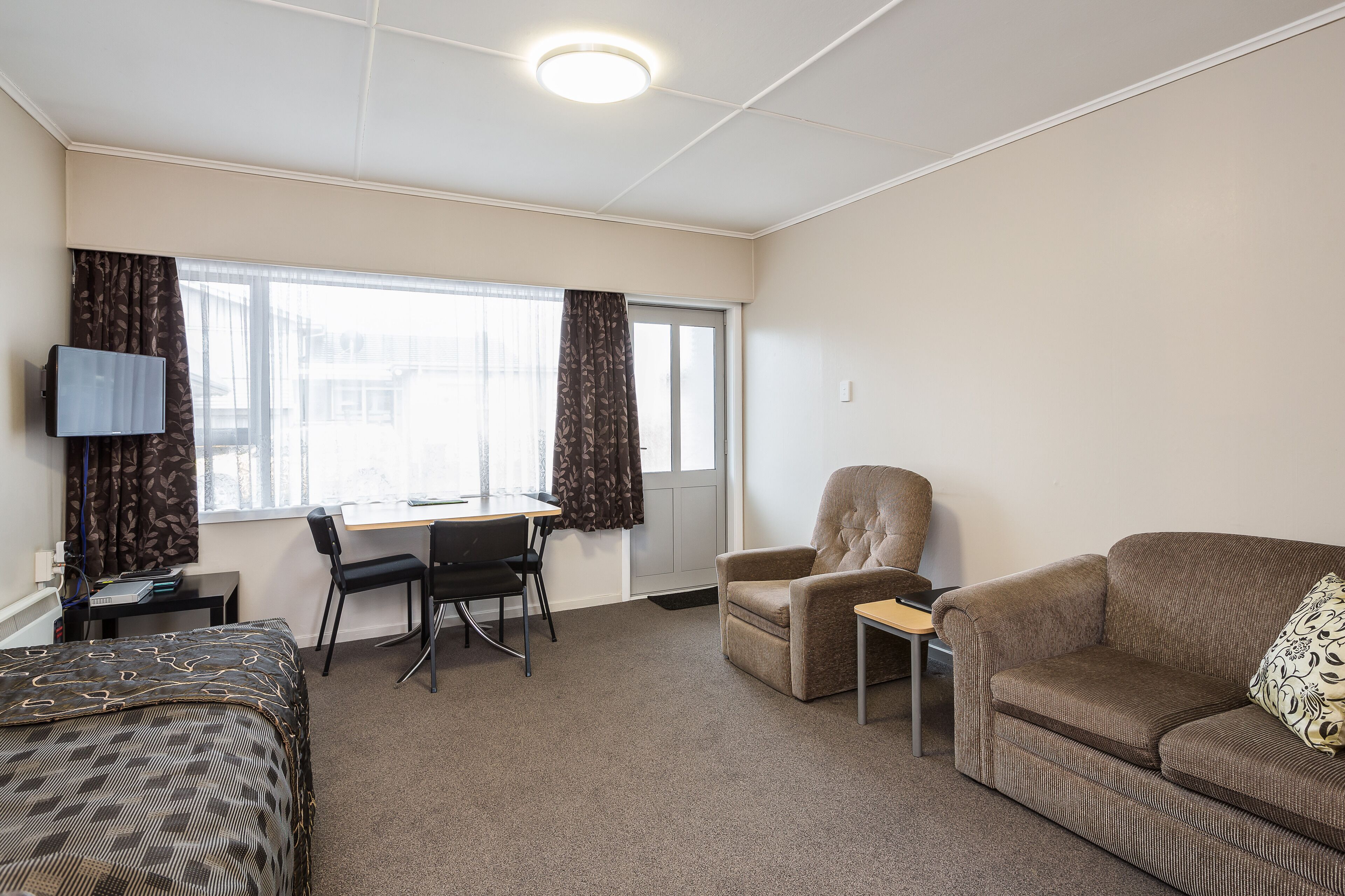 standard room, 1 bedroom | living area | lcd tv