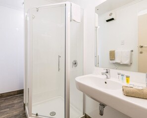 Business Room, 1 Bedroom | Bathroom - Comfort Inn Tayesta (Invercargill)