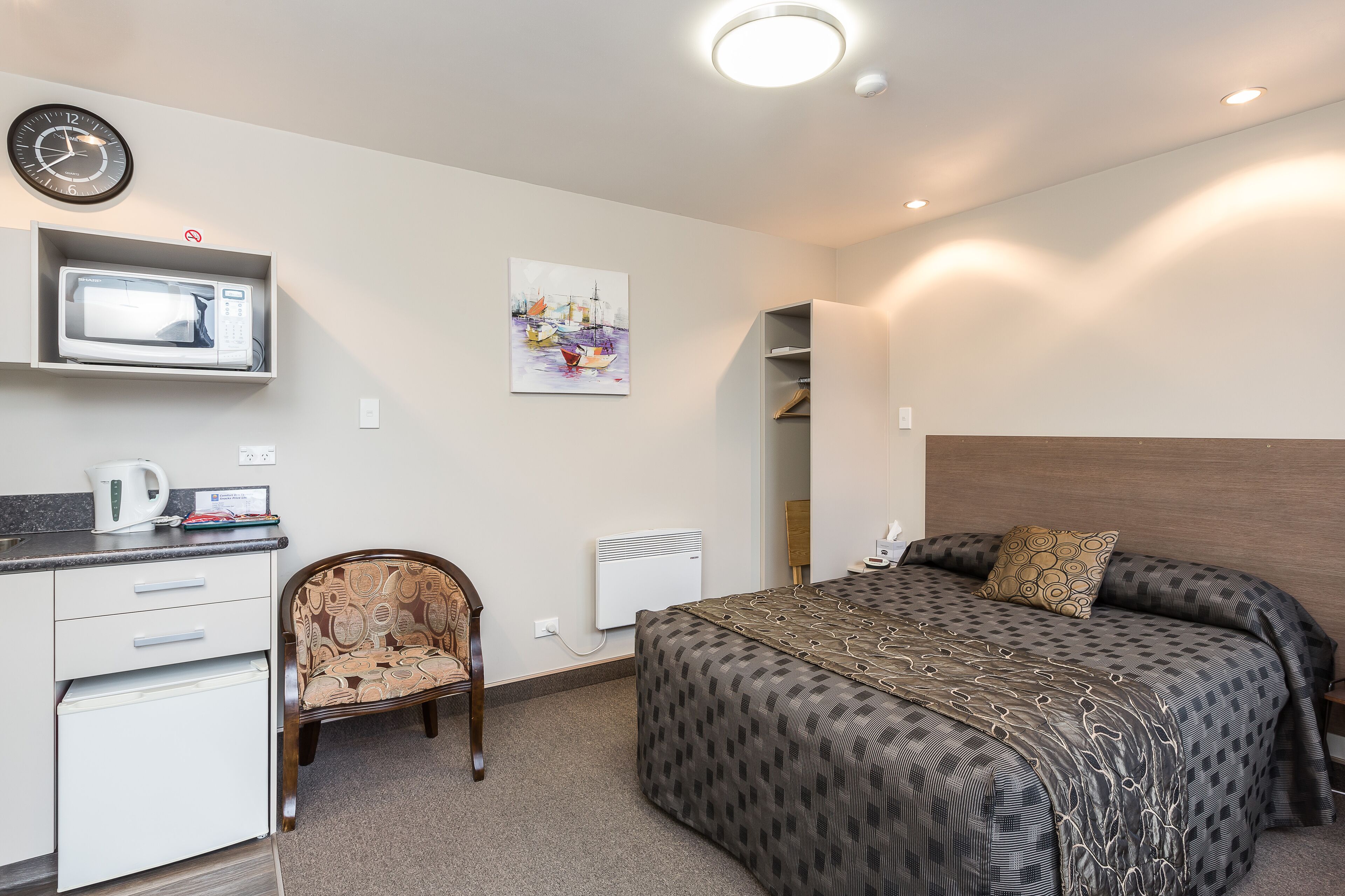 standard room, 1 queen bed, non smoking | living area | lcd tv