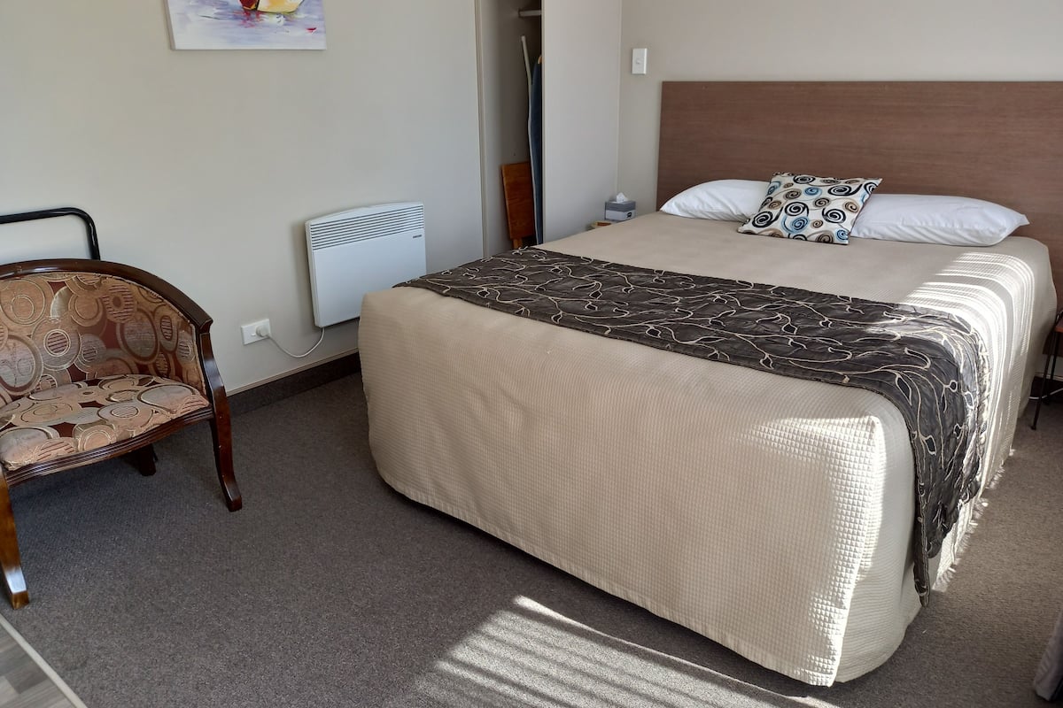 Chambre Standard, 1 grand lit, non-fumeur | Minibar, rideaux d’obscurcissement, fer et planche à repasser