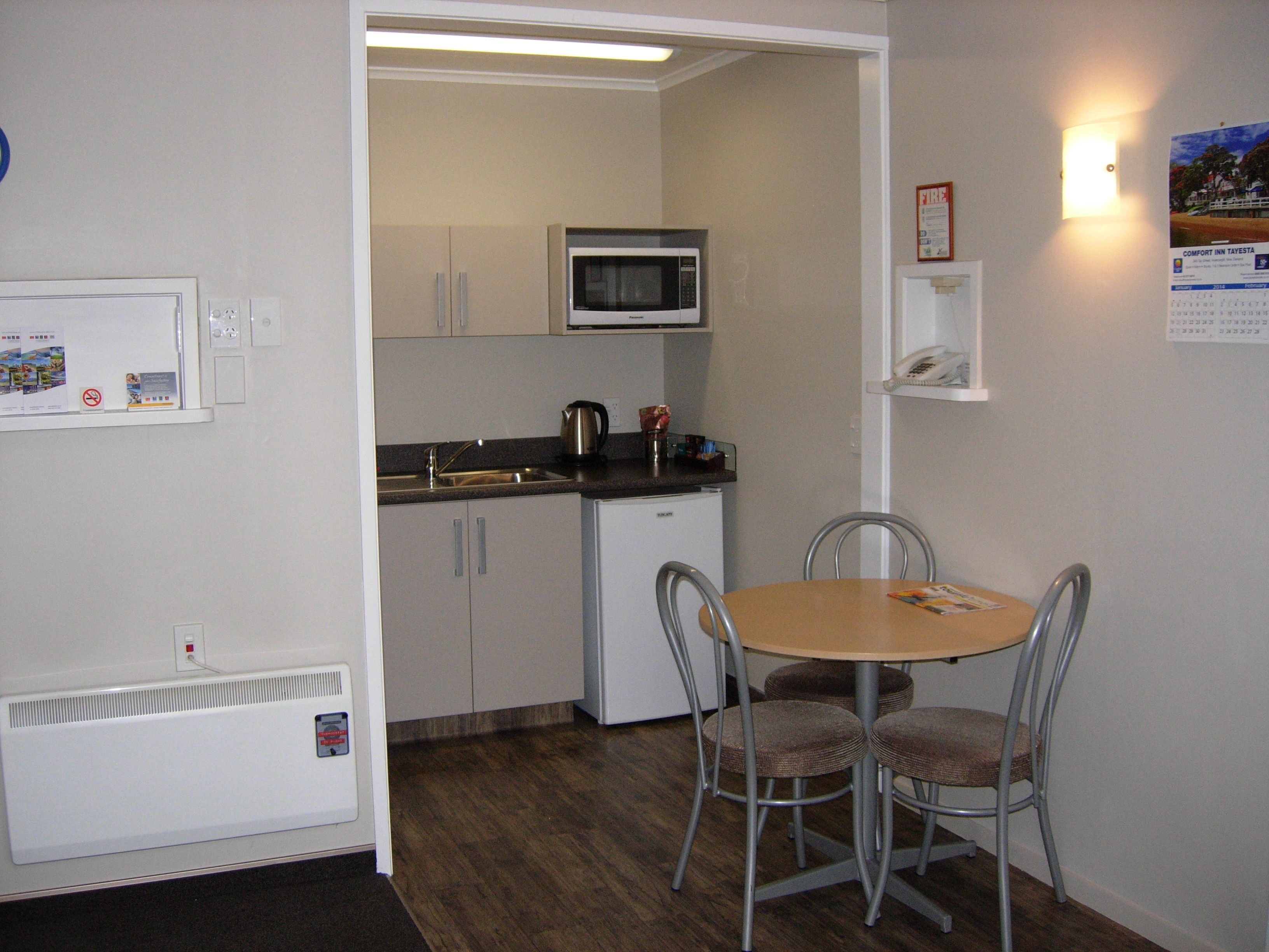 business room, 1 bedroom | private kitchenette | fridge, microwave, stovetop, coffee/tea maker
