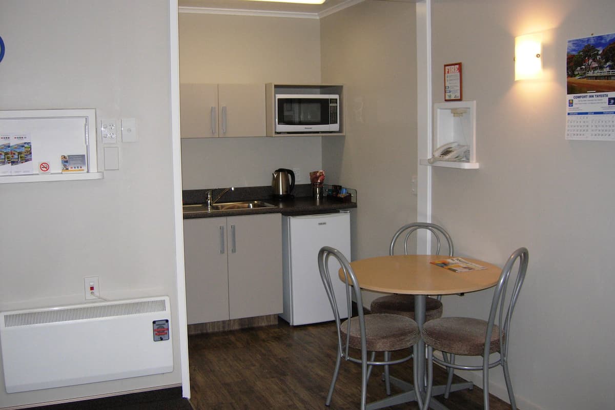 business room, 1 bedroom | private kitchenette | fridge, microwave, stovetop, coffee/tea maker