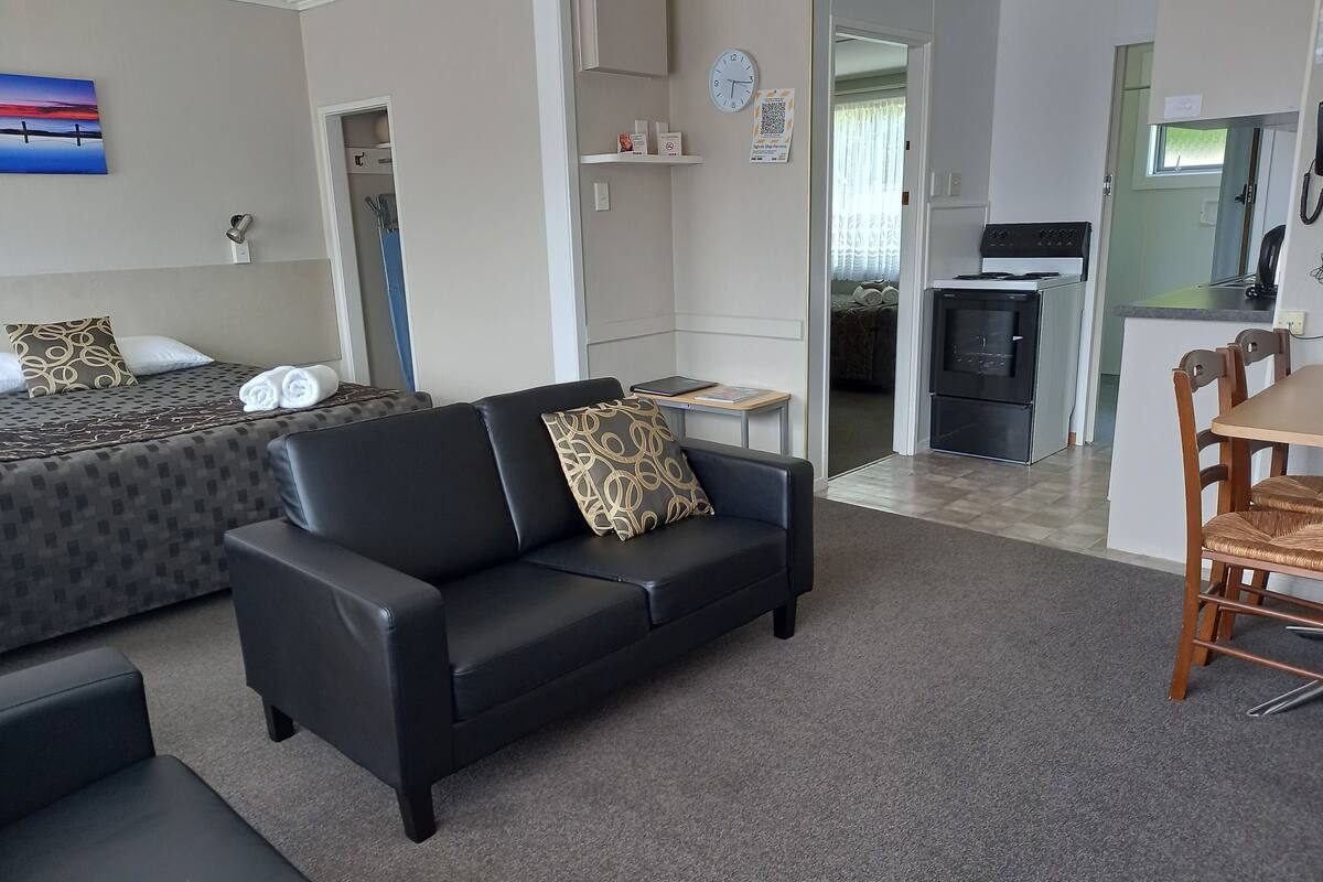 business room, 1 bedroom | living area | lcd tv