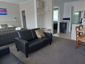 Business Room, 1 Bedroom | Living area | LCD TV - Comfort Inn Tayesta (Invercargill)