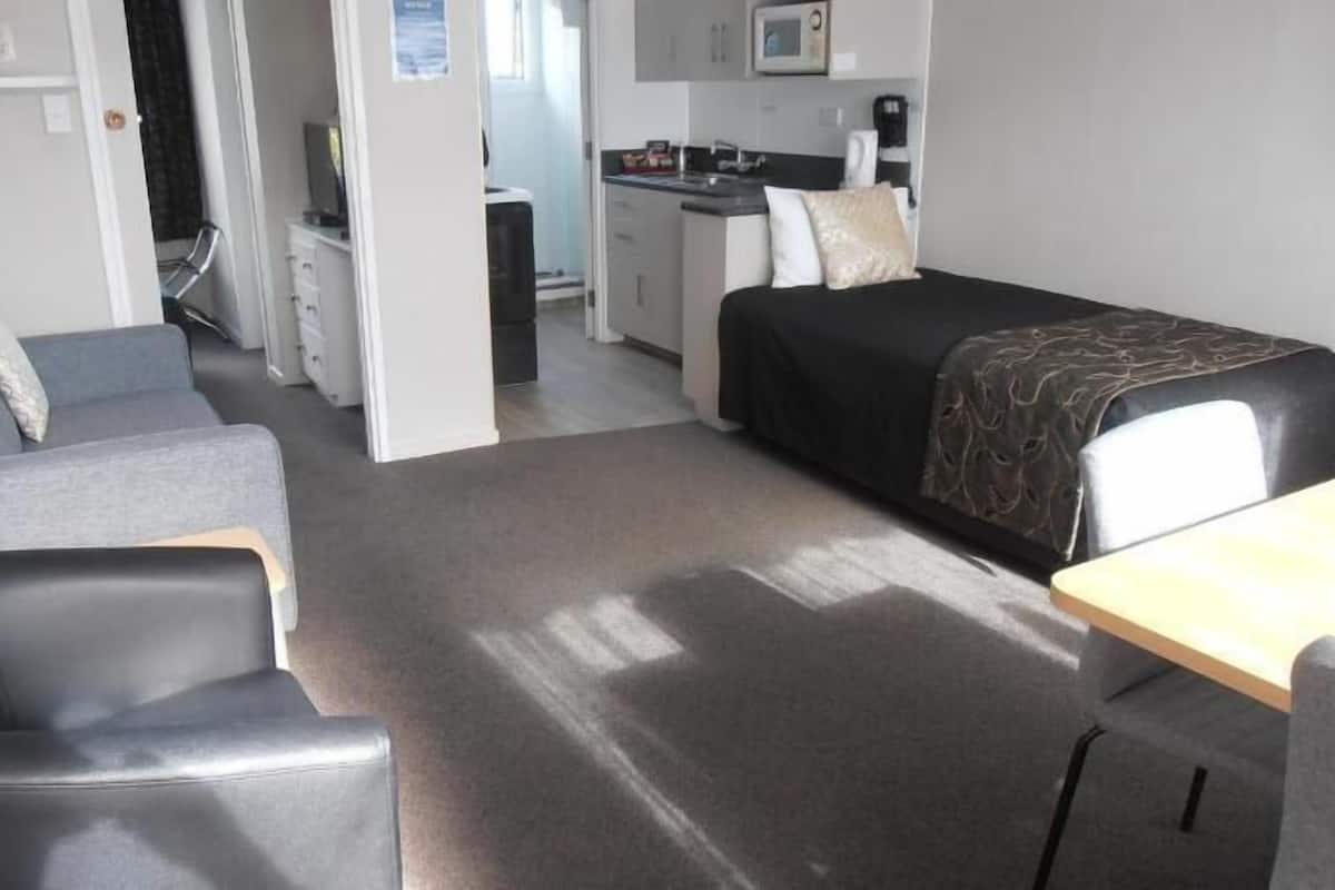 ميني بار وستائر تعتيم ومكواة/لوح كي وأسرّة أطفال/رضّع (مجانًا)