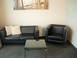 Business Room, 1 Bedroom | Living area | LCD TV - Comfort Inn Tayesta (Invercargill)