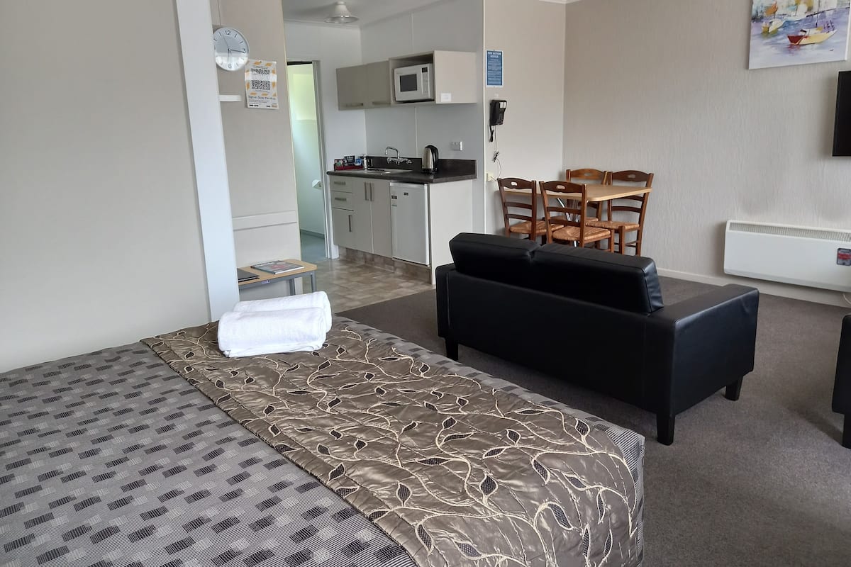 business room, 1 bedroom | living area | lcd tv