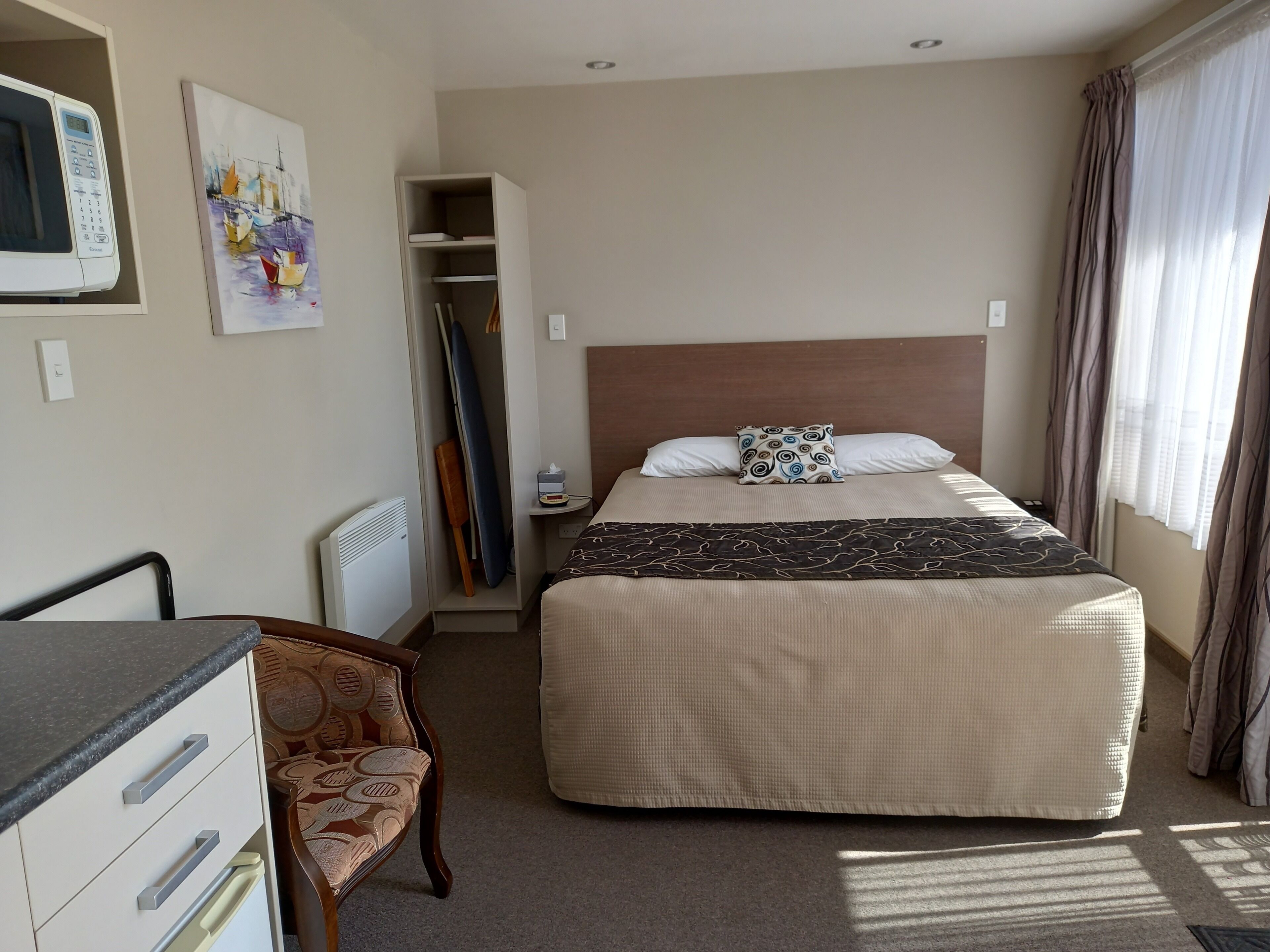 standard room, 1 queen bed, non smoking | living area | lcd tv