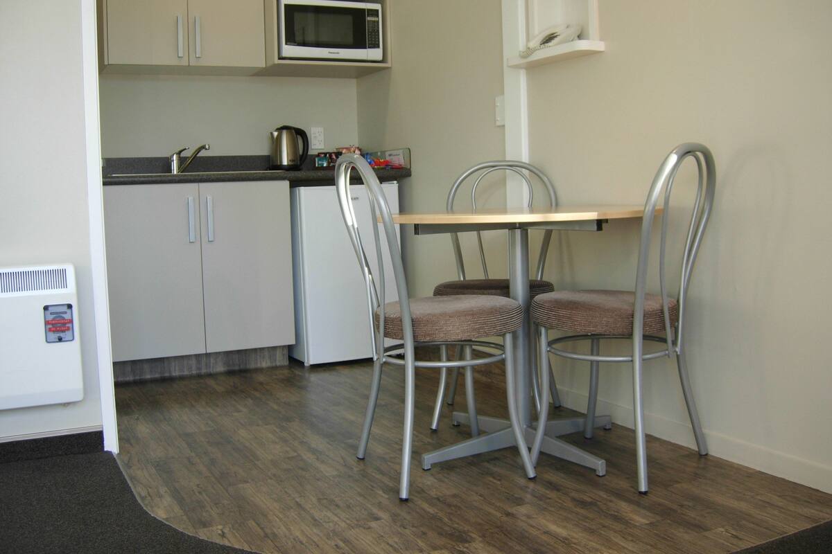 business room, 1 bedroom | private kitchenette | fridge, microwave, stovetop, coffee/tea maker