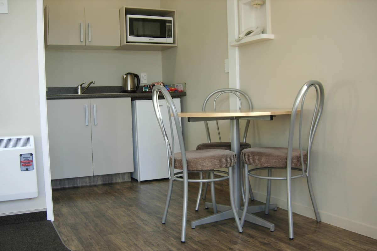 Chambre Affaires, 1 chambre | Cuisinette privée | Réfrigérateur, four à micro-ondes, surface de cuisson, cafetière-théière
