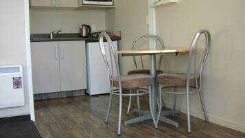 Business Room, 1 Bedroom | Private kitchenette