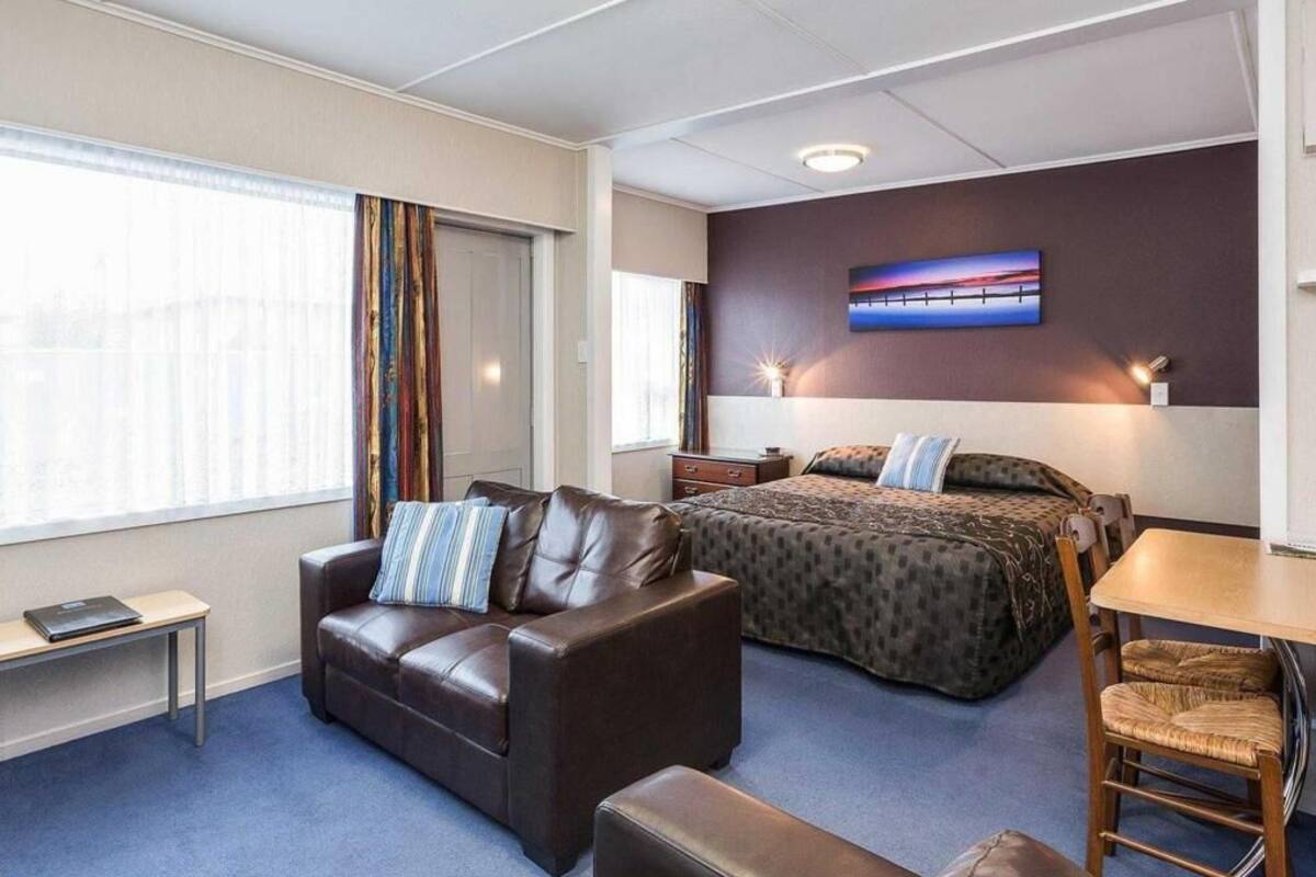 ميني بار وستائر تعتيم ومكواة/لوح كي وأسرّة أطفال/رضّع (مجانًا)