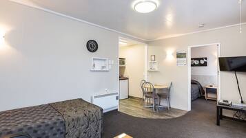 Habitación Business, 1 habitación | Zona de estar | Una televisión LCD