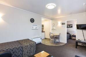 Business Room, 1 Bedroom | Living area | LCD TV - Comfort Inn Tayesta (Invercargill)