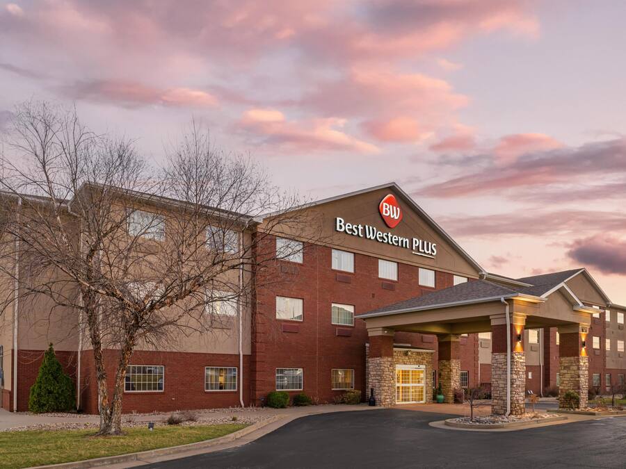 Um hotel Best Western Plus com fachada de tijolos, várias janelas e entrada coberta.