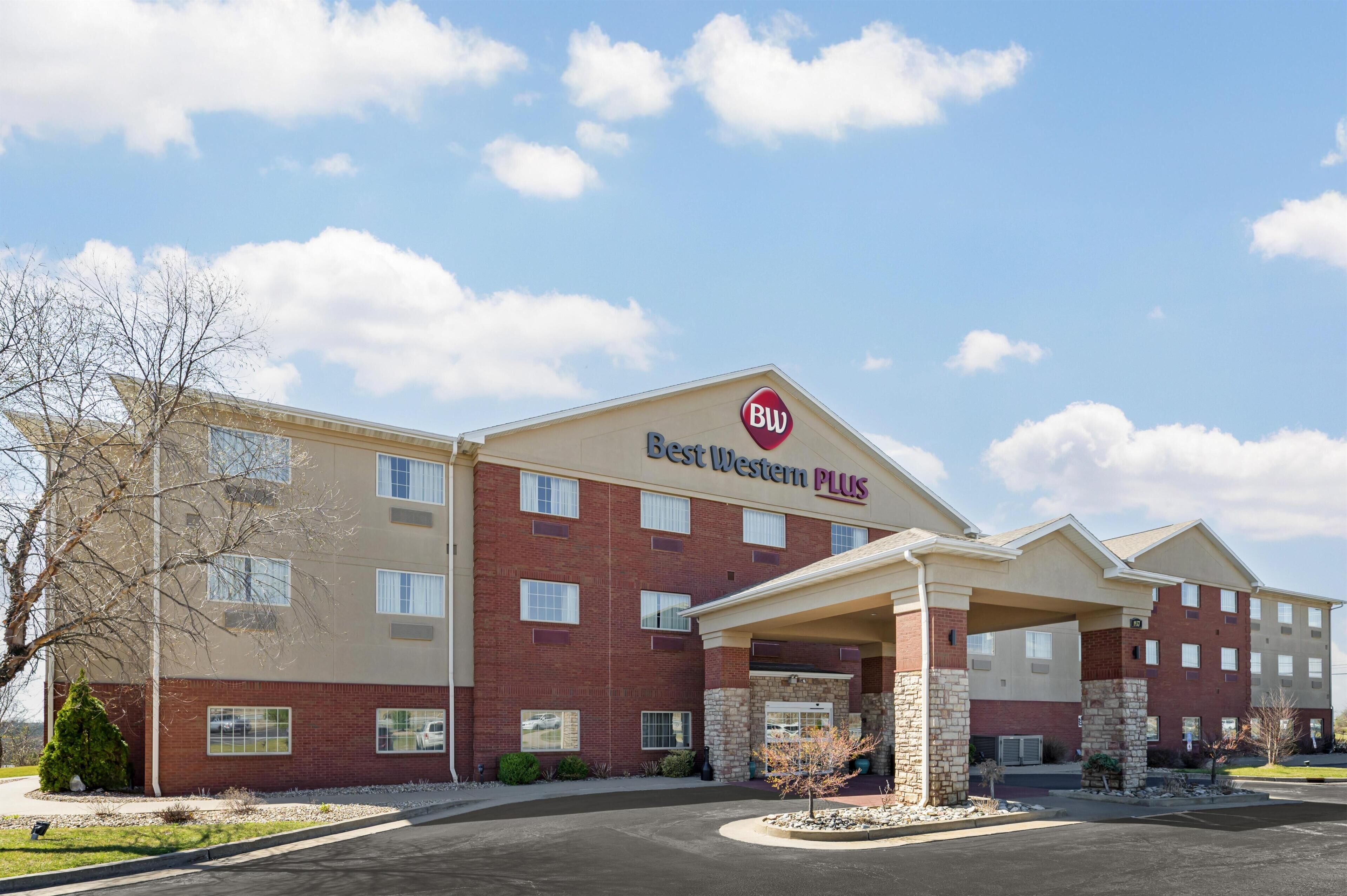 Ett Best Western Plus-hotell med en fasad av tegel, många fönster och en överbyggd entré.