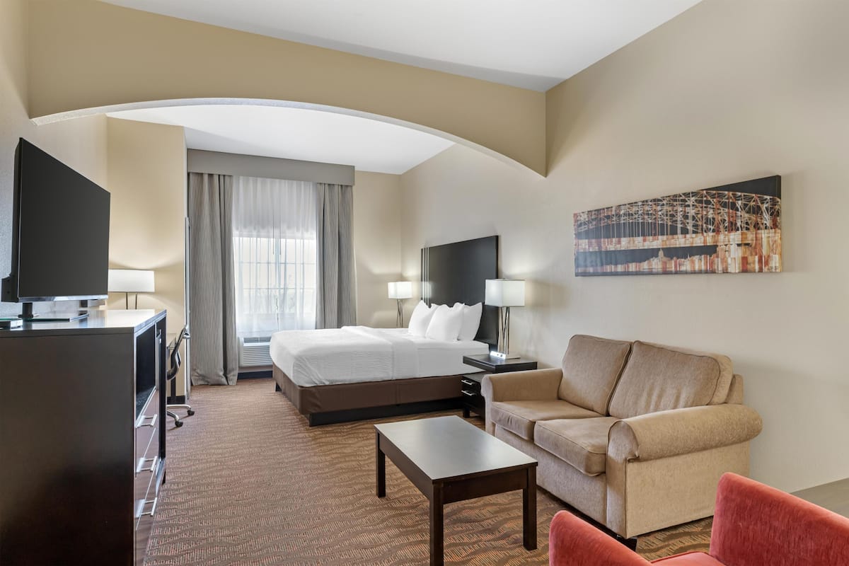 Standard Room, 1 King Bed, Non Smoking, Refrigerator & Microwave | In-room safe, desk, iron/ironing board, free WiFi