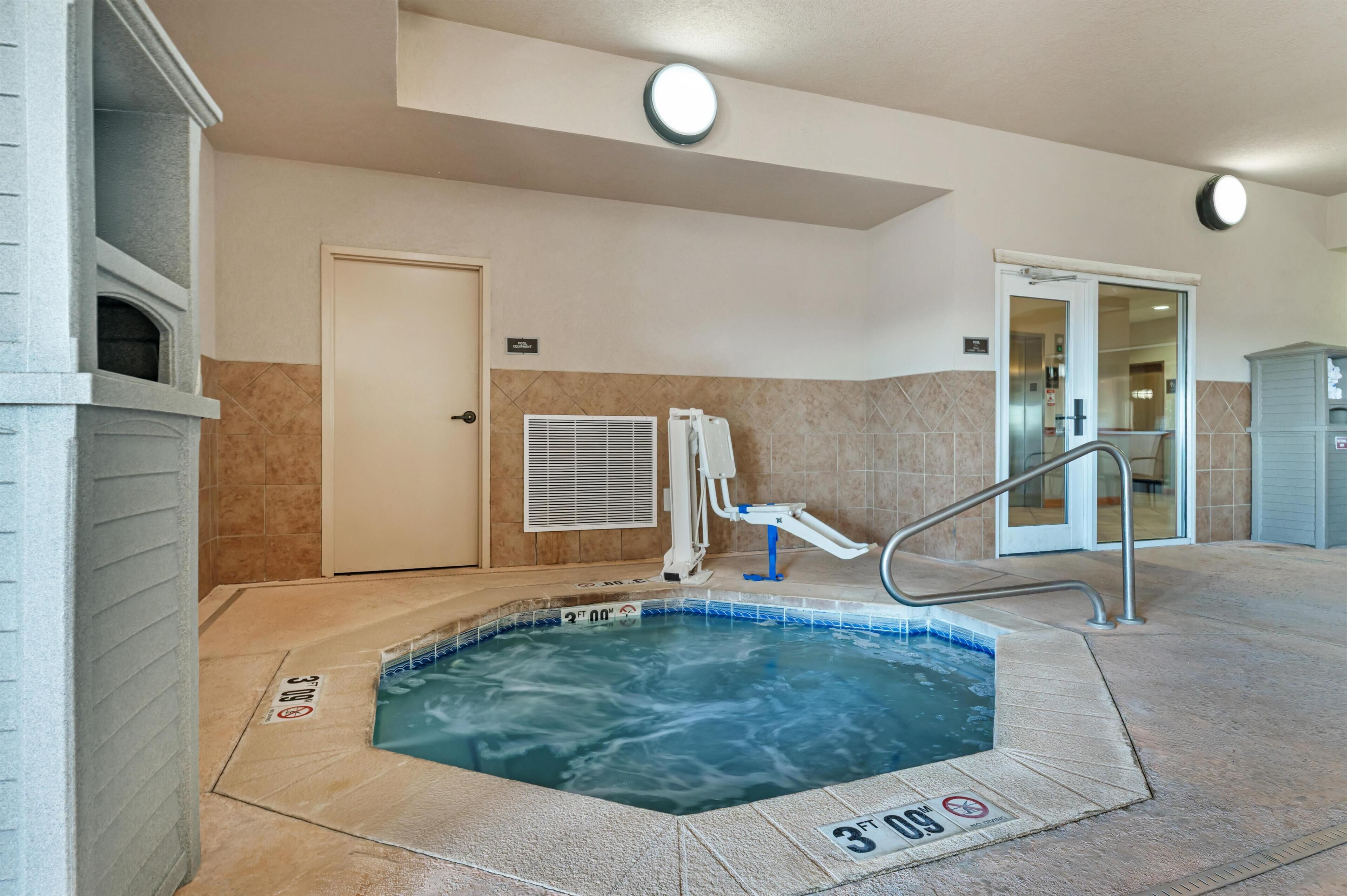 Innendørsbasseng og solsenger