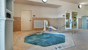 Innendørsbasseng og solsenger