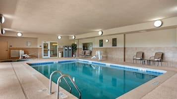 Una piscina cubierta (de 06:00 a 22:30), tumbonas