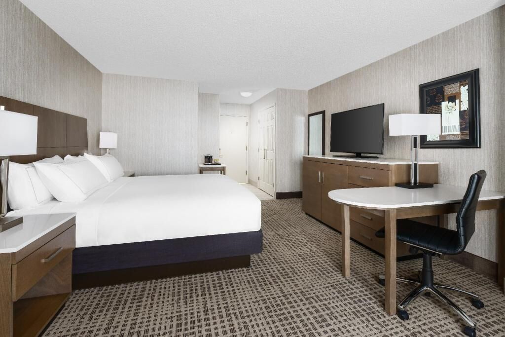 Premium bedding, in-room safe, desk, laptop workspace