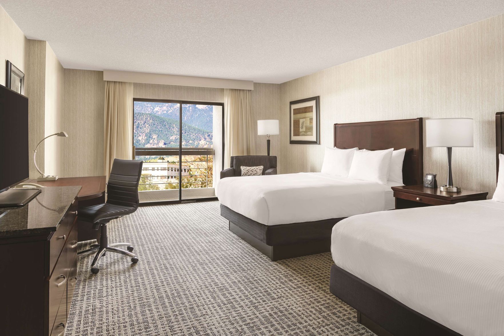 Premium bedding, in-room safe, desk, laptop workspace