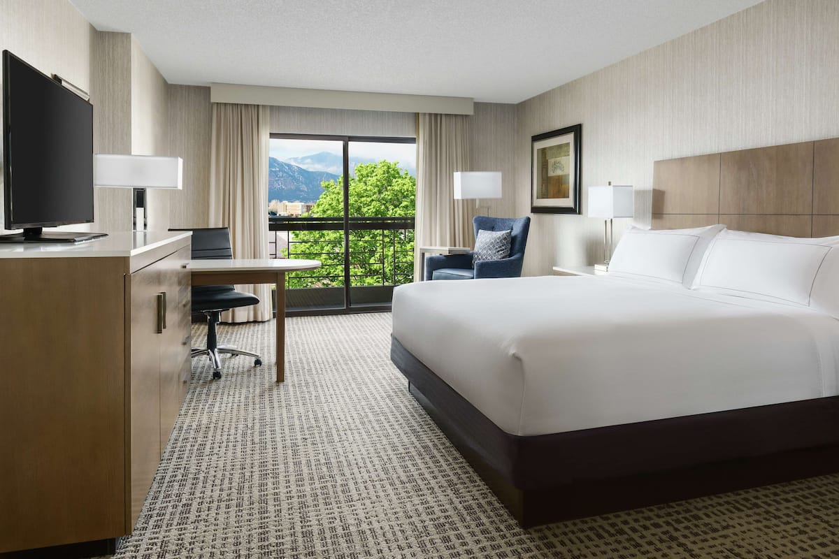 Premium bedding, in-room safe, desk, laptop workspace