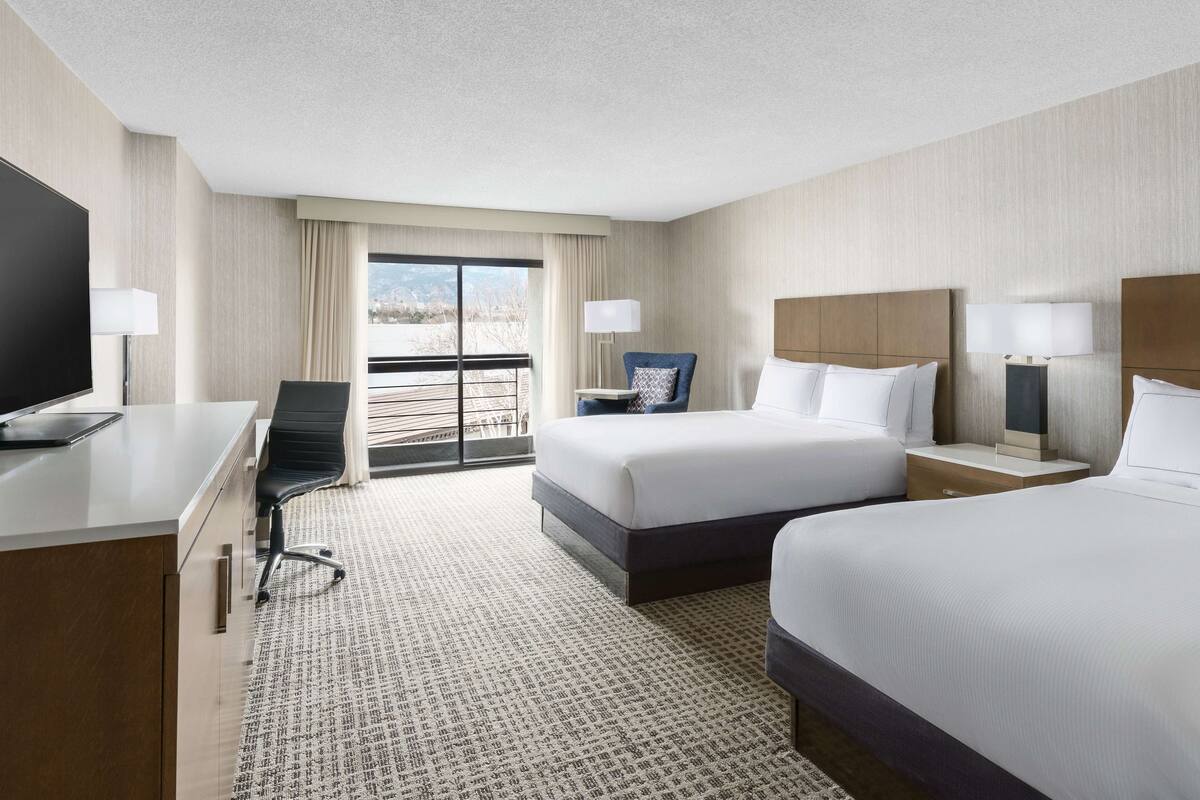 premium bedding, in-room safe, desk, laptop workspace