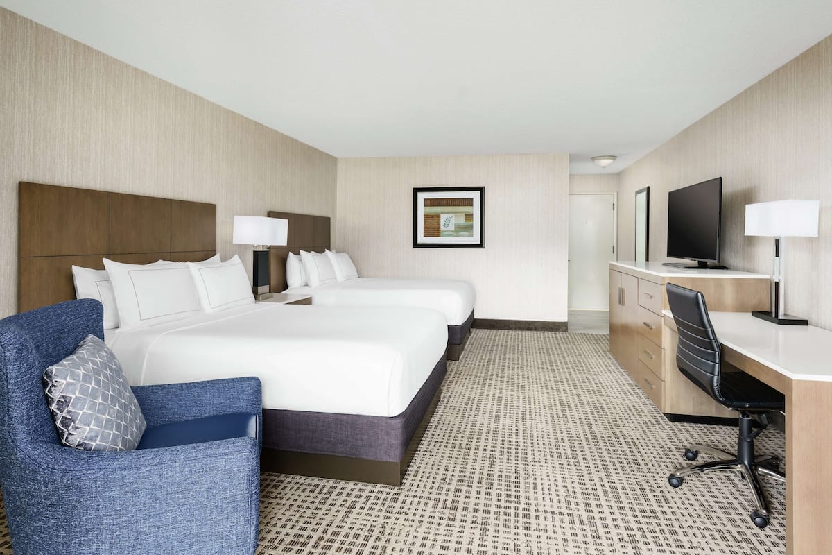 Premium bedding, in-room safe, desk, laptop workspace