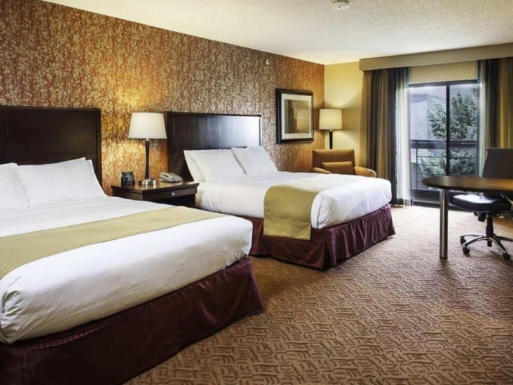 Premium bedding, in-room safe, desk, laptop workspace