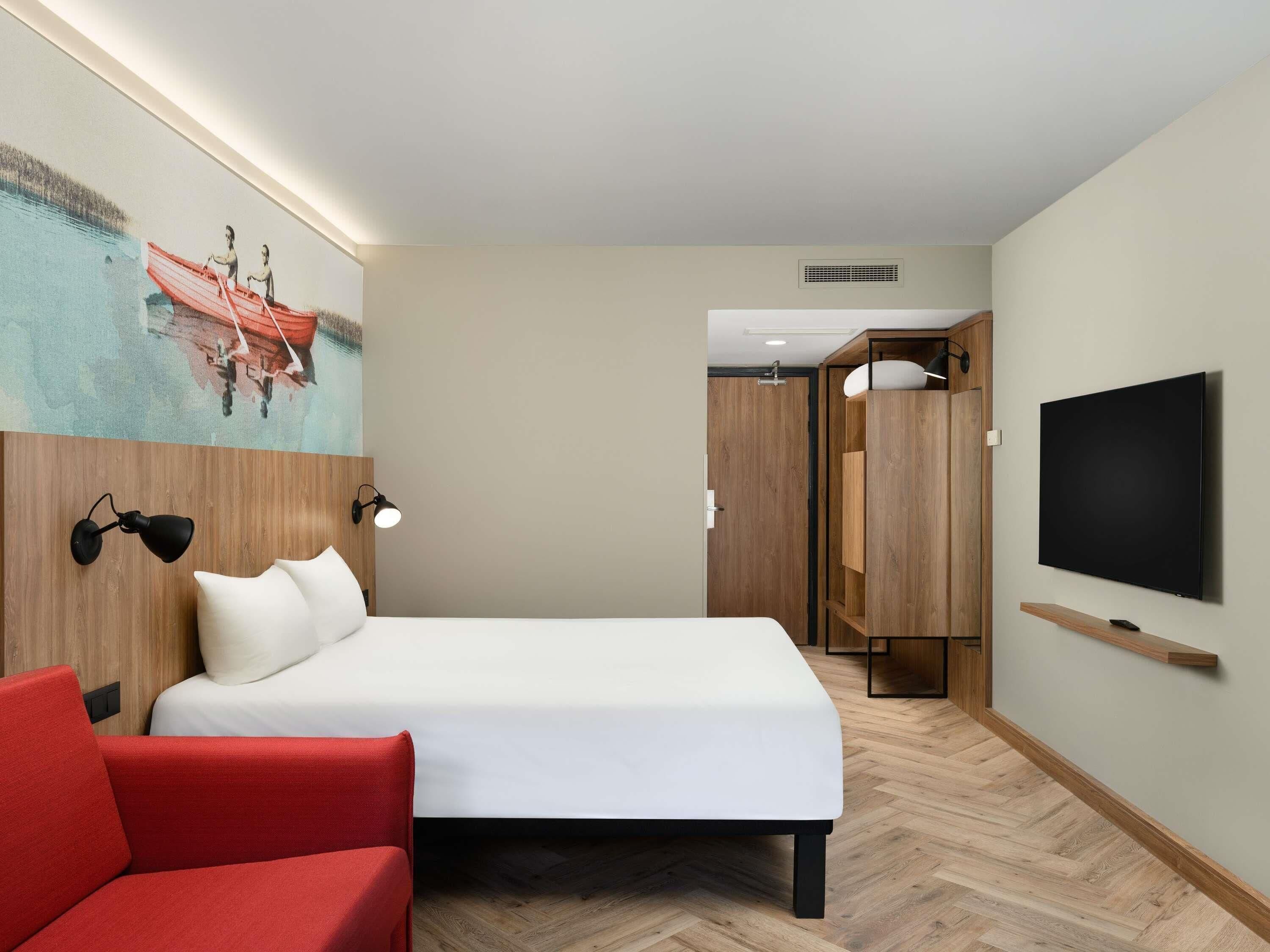 Habitación superior, 1 cama matrimonial y sofá cama | Caja de seguridad en la habitación, escritorio y wifi gratis 