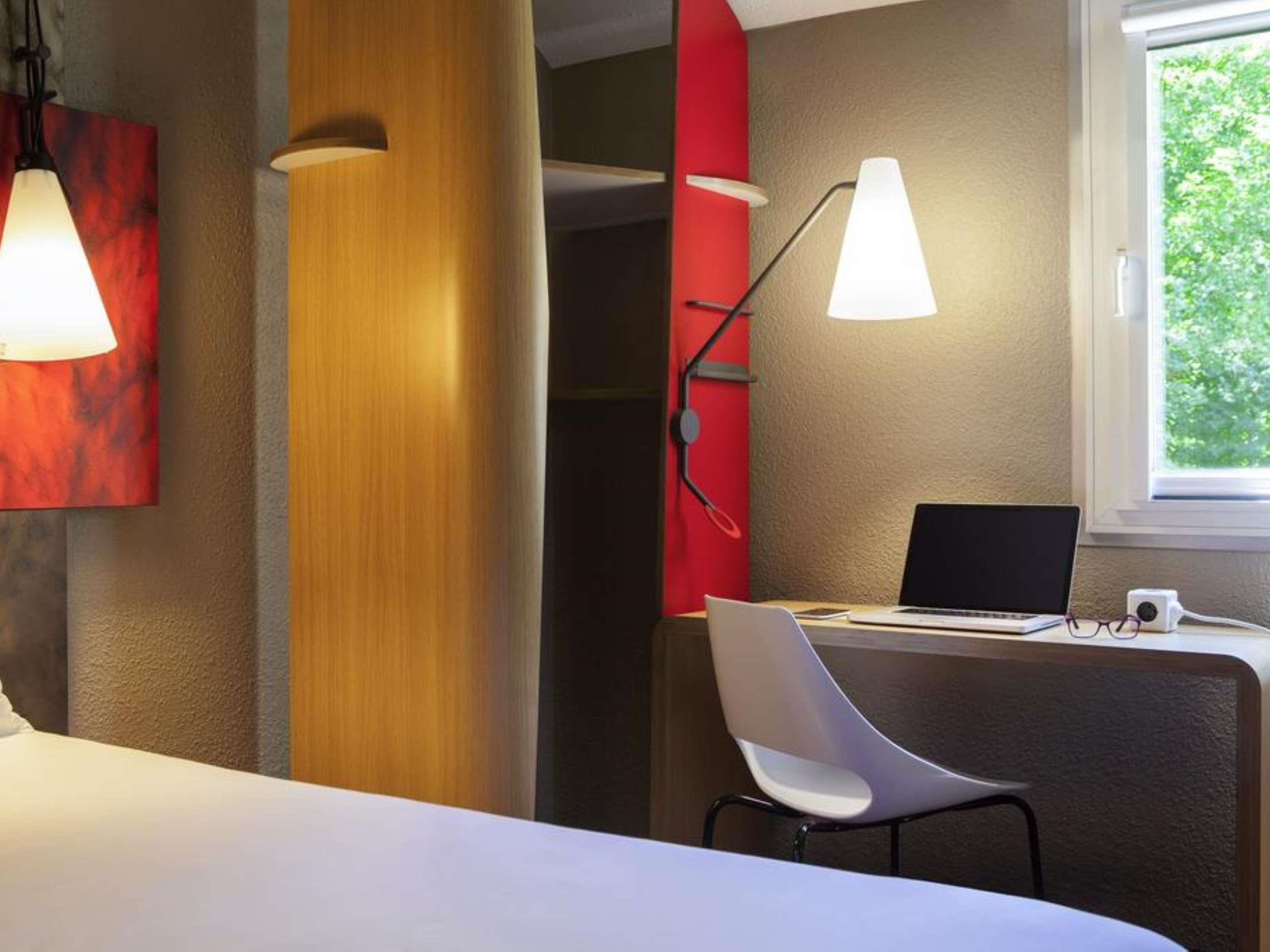 Standard Room, 2 Single Beds | In-room safe, desk, free WiFi, bed sheets