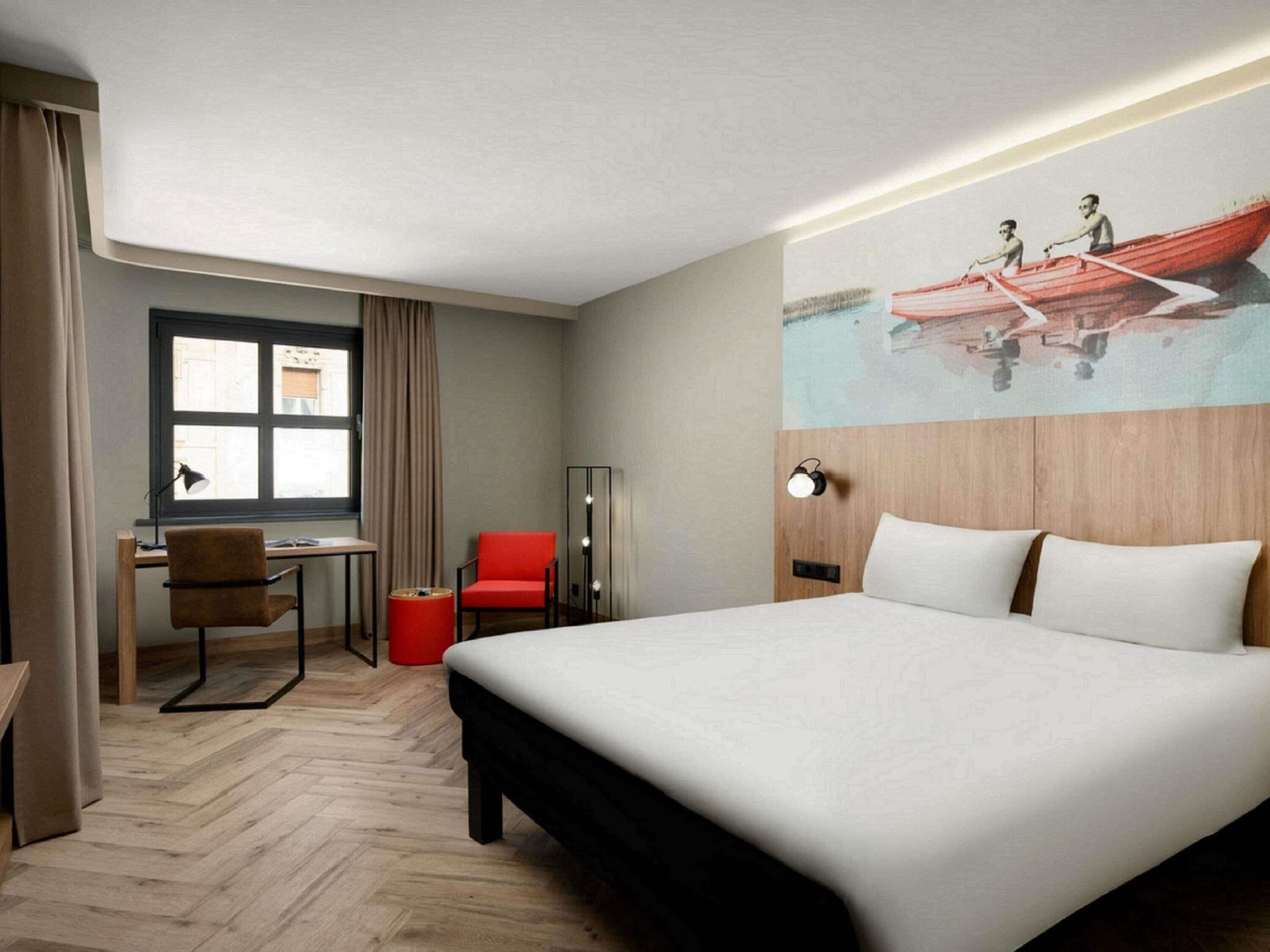 客房内保险箱、办公桌、免费 WiFi、床单