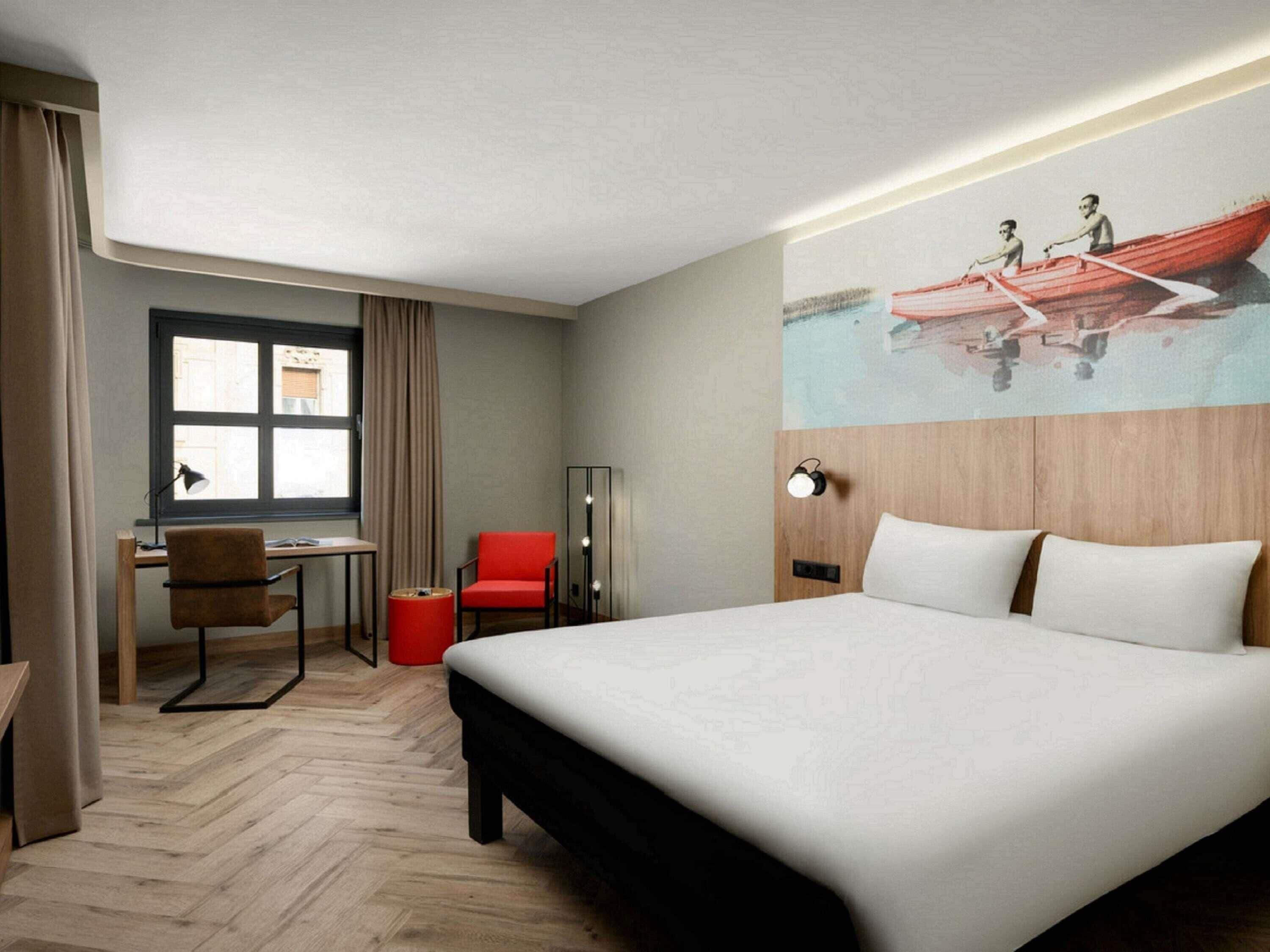 Superior Oda, 1 En Büyük (King) Boy Yatak, Engellilere Uygun | Odada kasa, masa, ücretsiz kablosuz İnternet, çarşaf takımı 