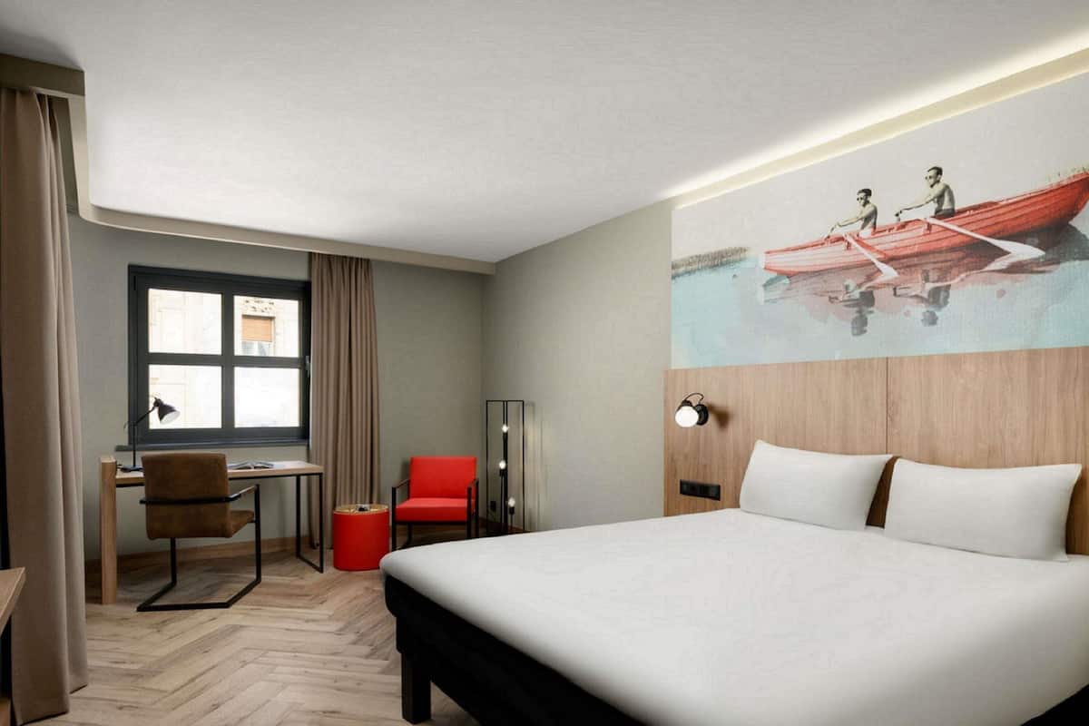 高级房, 1 张特大床, 无障碍 | 客房内保险箱、办公桌、免费 WiFi、床单