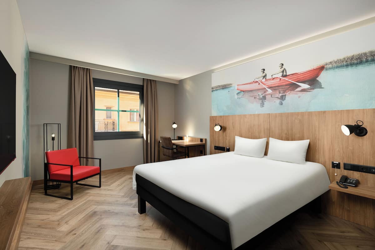 Superior Room, 1 King Bed, Accessible | In-room safe, desk, free WiFi, bed sheets