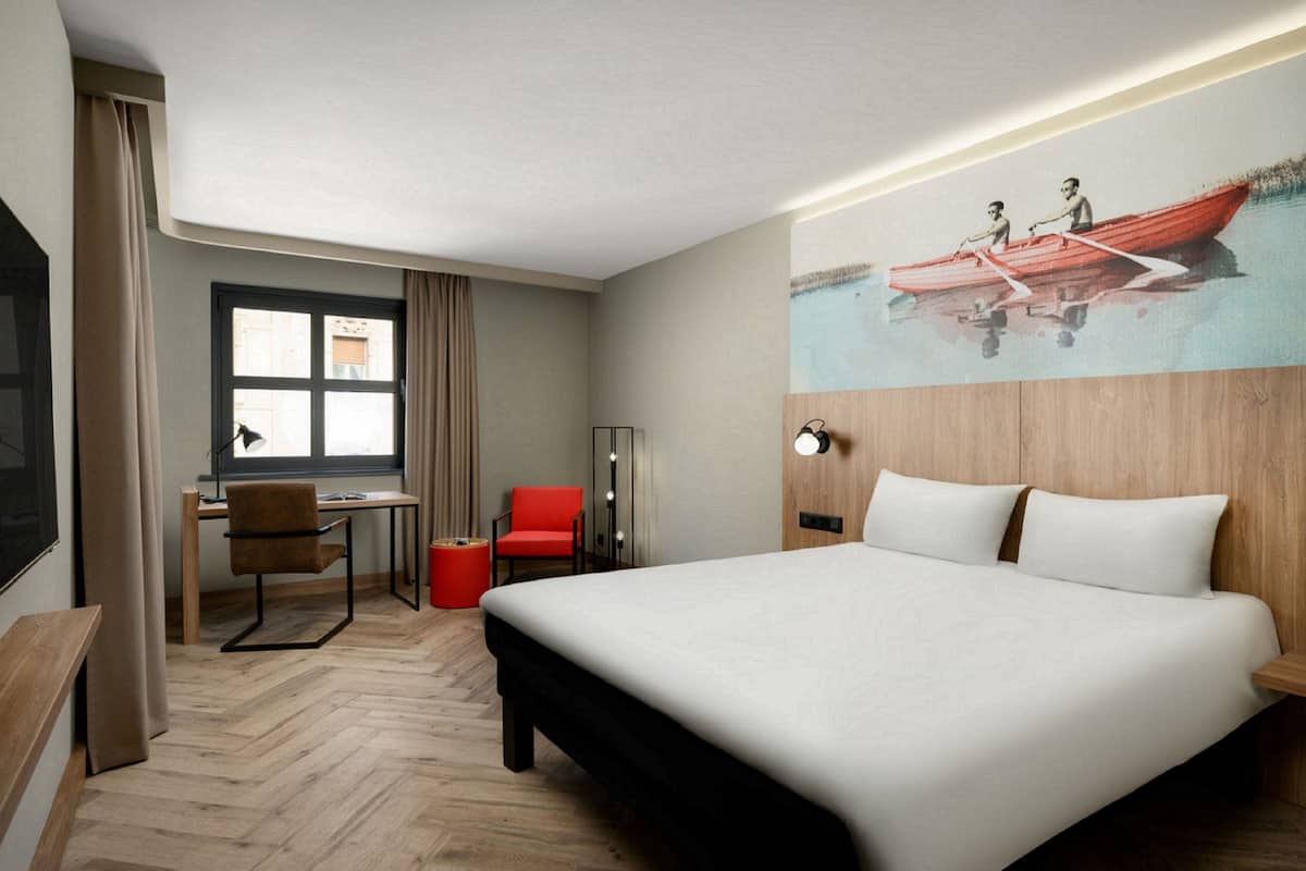 Superior Room, 1 Double Bed | In-room safe, desk, free WiFi, bed sheets