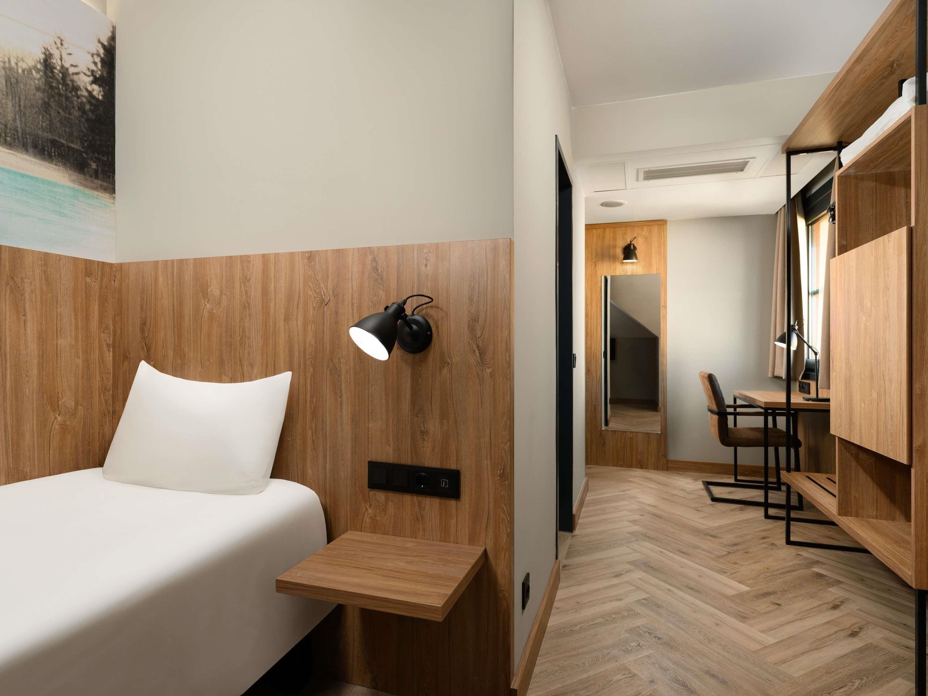 Superior kamer, 1 eenpersoonsbed | Een kluis op de kamer, een bureau, gratis wifi, beddengoed