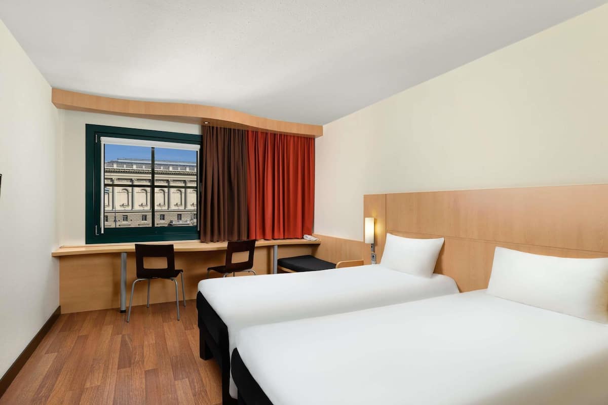 经典客房, 2 张单人床 | 客房内保险箱、办公桌、免费 WiFi、床单