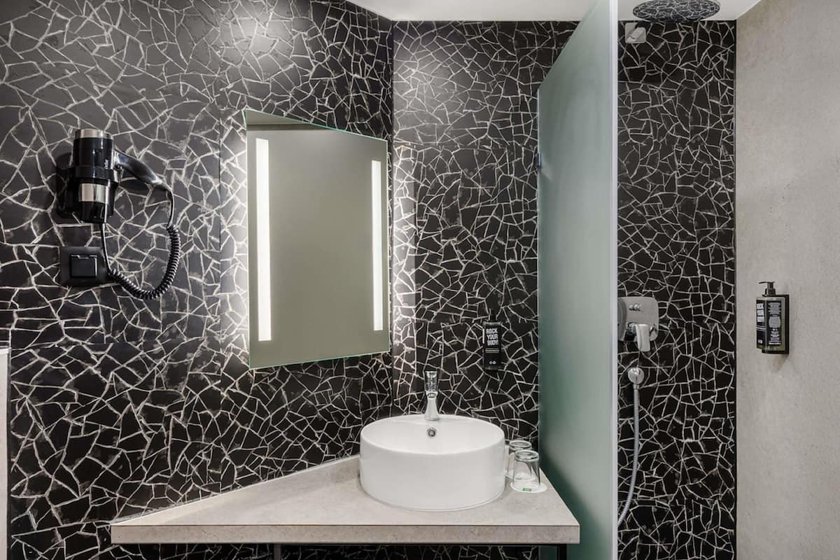Superior Room, 1 Double Bed | In-room safe, desk, free WiFi, bed sheets
