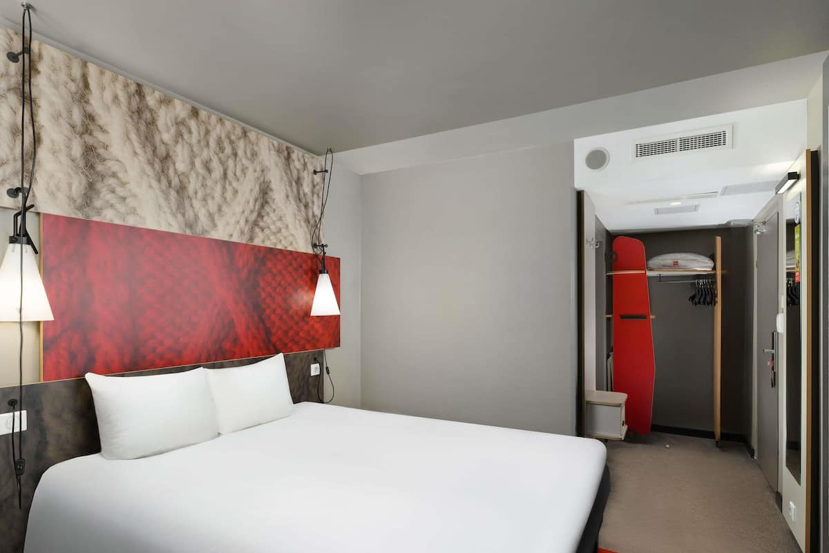Standard Room, 1 Double Bed | In-room safe, desk, free WiFi, bed sheets
