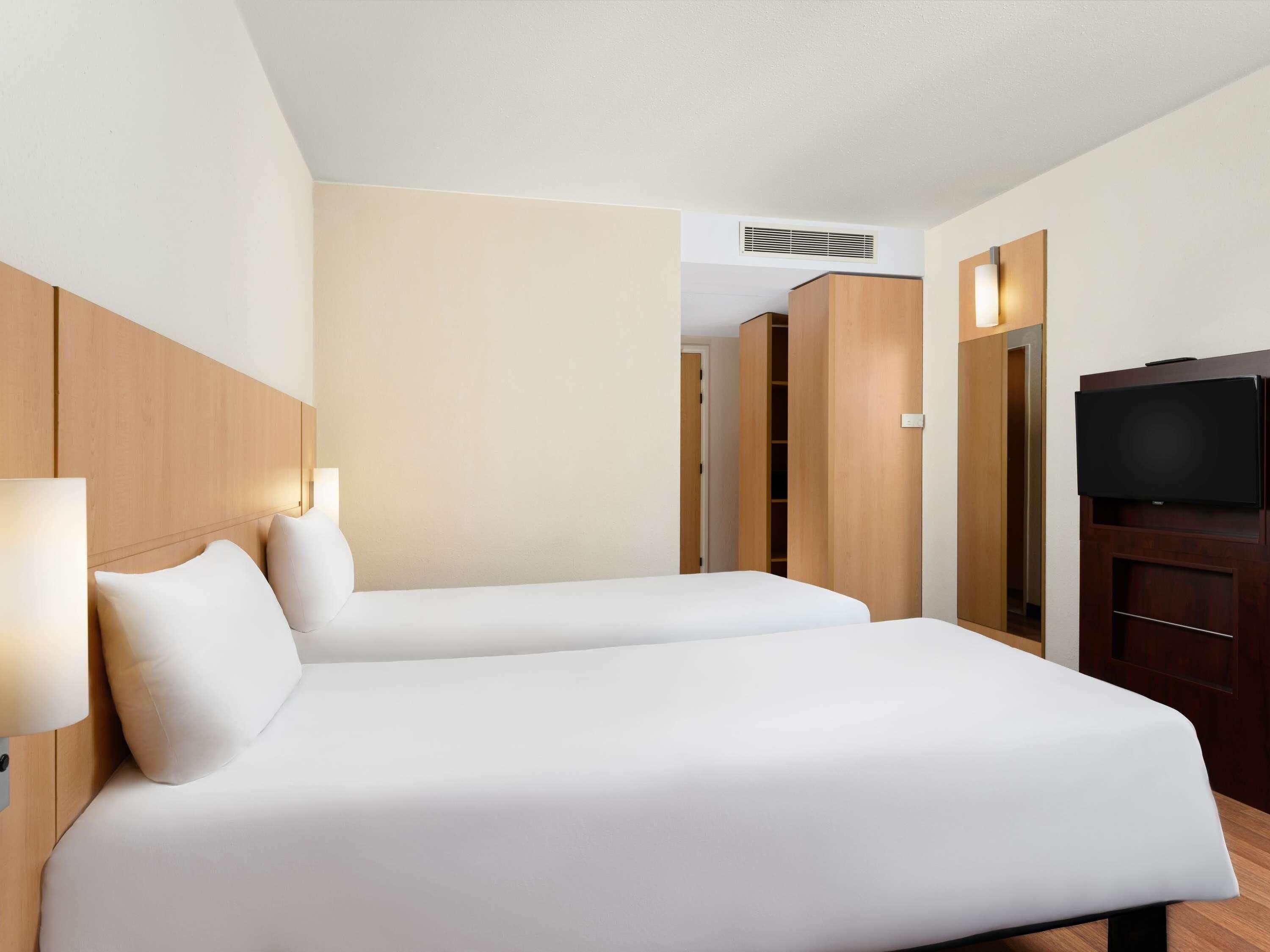 classic room, 2 single beds | in-room safe, desk, free wifi, bed sheets