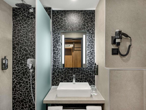 In-room safe, desk, free WiFi, bed sheets - ibis Budapest Heroes Square (Budapest)