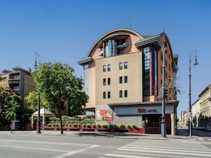A modern hotel with a curved facade, large windows, and a prominent entrance. - ibis Styles Budapest Heroes Square (Budapest)