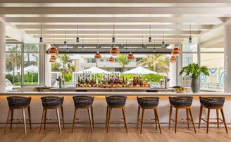 2 restaurantes; se sirve desayuno, almuerzo y cena; cocina americana