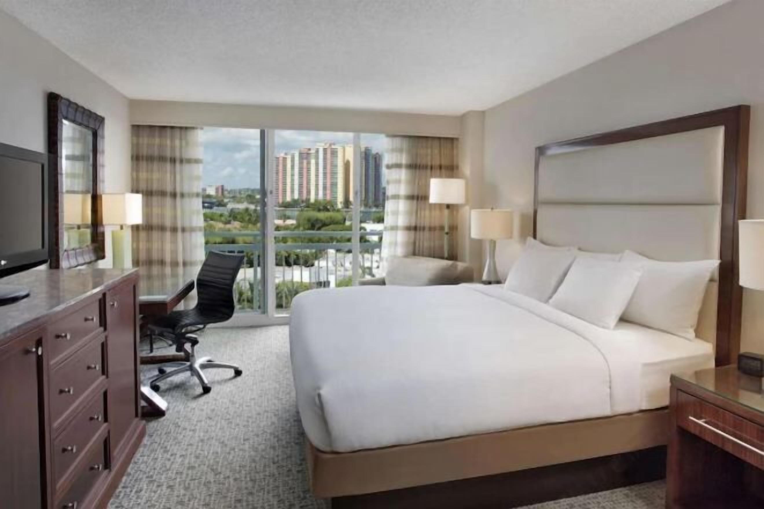 고급 침구, 오리/거위털 이불, 필로우탑 침대, 객실 내 금고