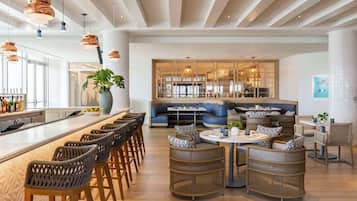 2 restaurants; breakfast, lunch and dinner served