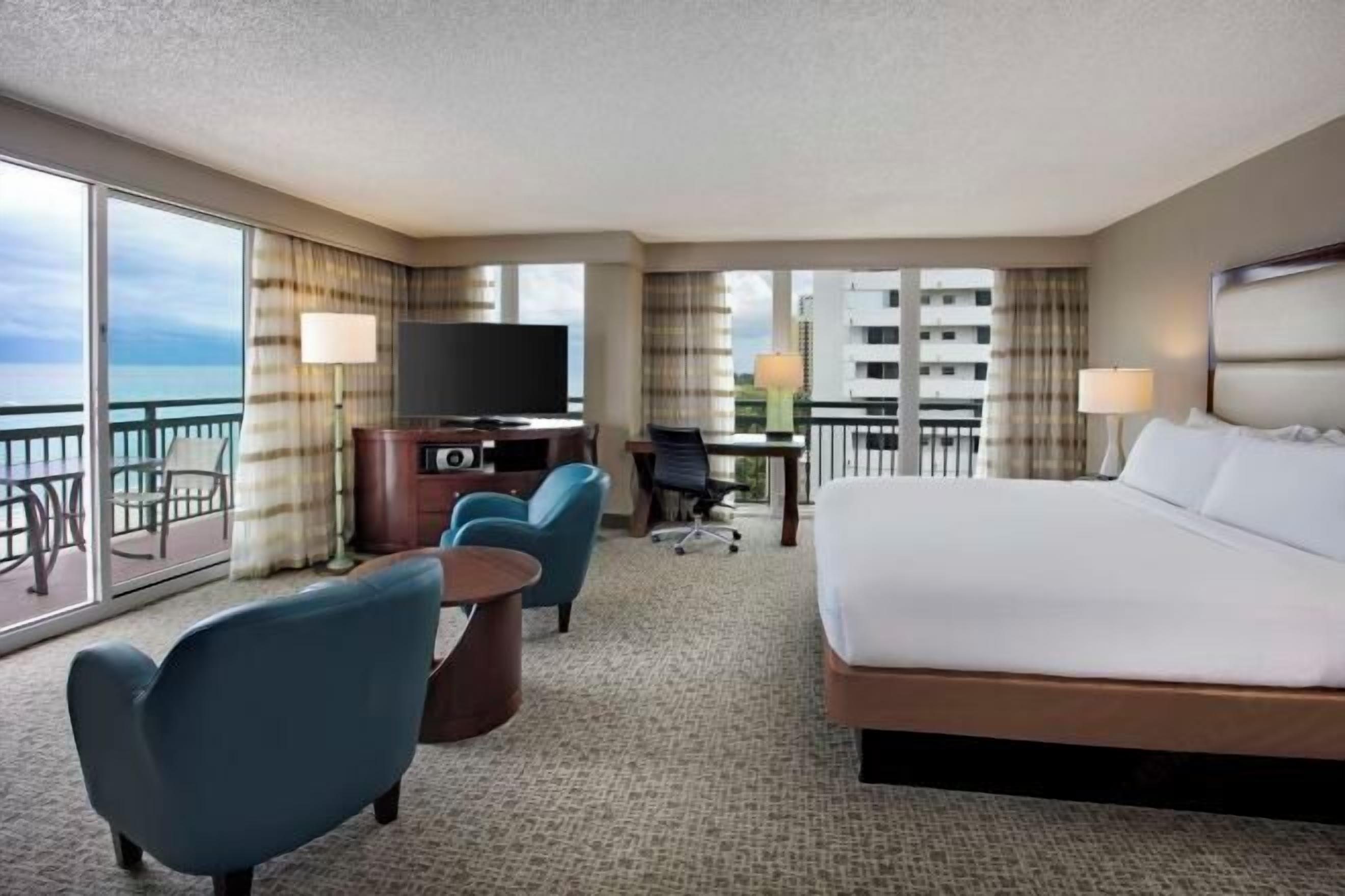 고급 침구, 오리/거위털 이불, 필로우탑 침대, 객실 내 금고